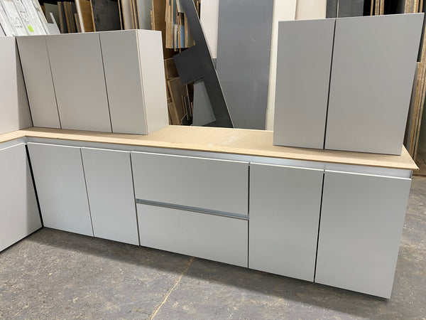 TRUE HANDLELESS NEW PREMIER DISPLAY KITCHEN AVAILABLE IN 6 GLOSS COLOURS