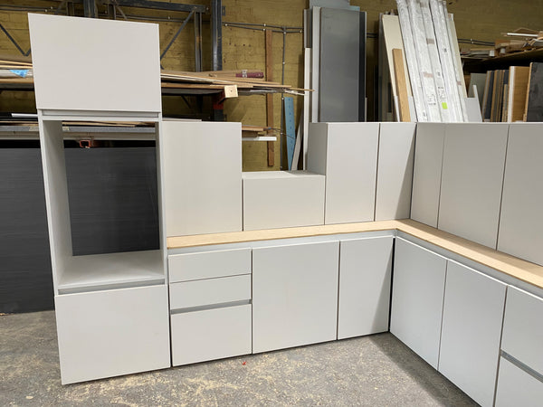 TRUE HANDLELESS NEW PREMIER DISPLAY KITCHEN AVAILABLE IN 6 GLOSS COLOURS