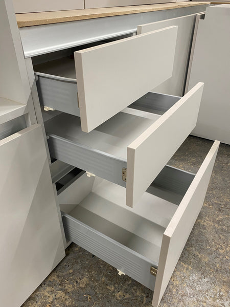 TRUE HANDLELESS NEW PREMIER DISPLAY KITCHEN AVAILABLE IN 6 GLOSS COLOURS