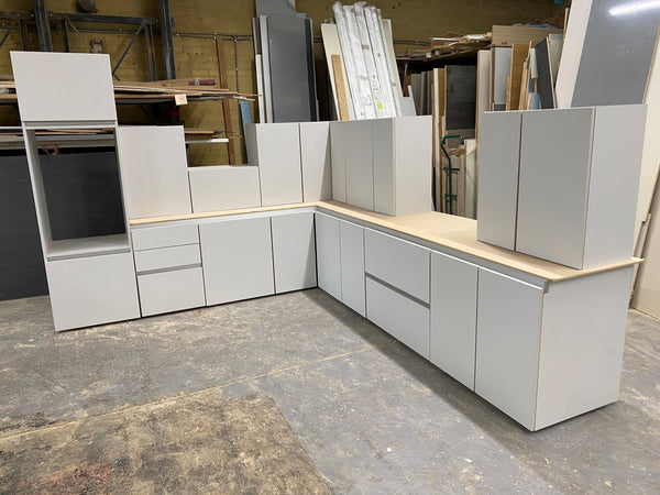 TRUE HANDLELESS NEW PREMIER DISPLAY KITCHEN AVAILABLE IN 6 GLOSS COLOURS