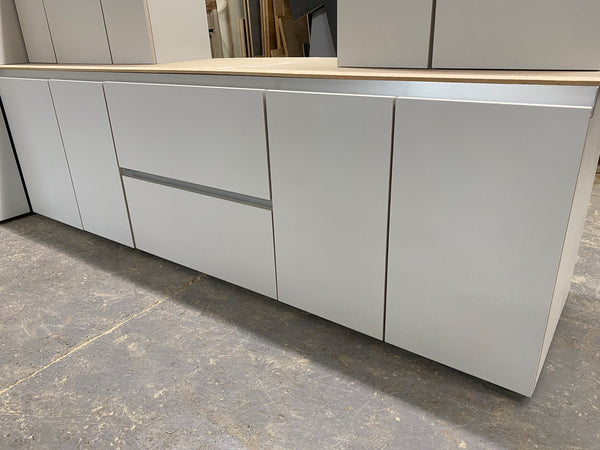 TRUE HANDLELESS NEW PREMIER DISPLAY KITCHEN AVAILABLE IN 6 GLOSS COLOURS