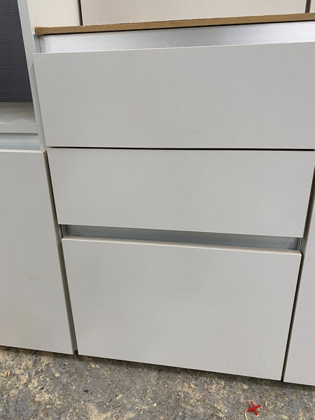 TRUE HANDLELESS NEW PREMIER DISPLAY KITCHEN AVAILABLE IN 6 GLOSS COLOURS