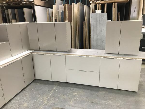 NEW CASHMERE MATT DISPLAY KITCHEN with Cashmere matching textured units