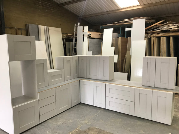 NEW LIGHT GREY WOODGRAIN SHAKER DISPLAY KITCHEN with Light Grey matching units