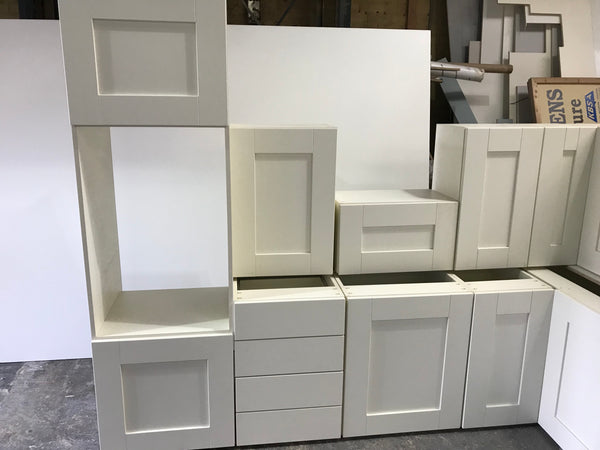 NEW IVORY WOODGRAIN SHAKER DISPLAY KITCHEN with Ivory matching units