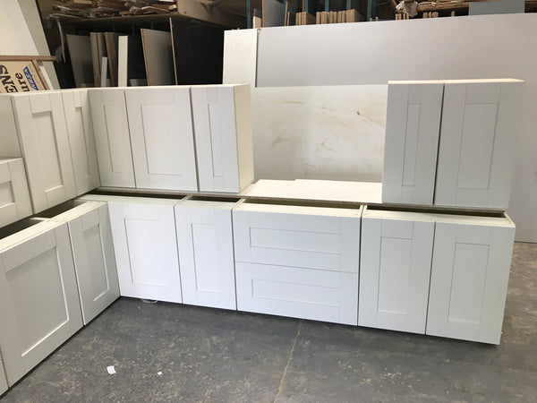 NEW IVORY WOODGRAIN SHAKER DISPLAY KITCHEN with Ivory matching units