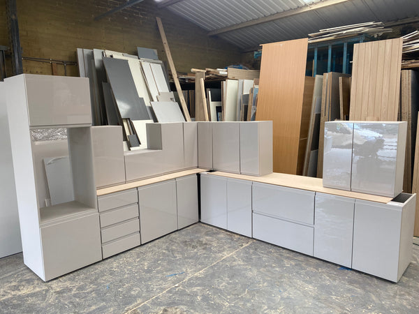 NEW CASHMERE GLOSS J PULL HANDLELESS DISPLAY KITCHEN on Cashmere textured units