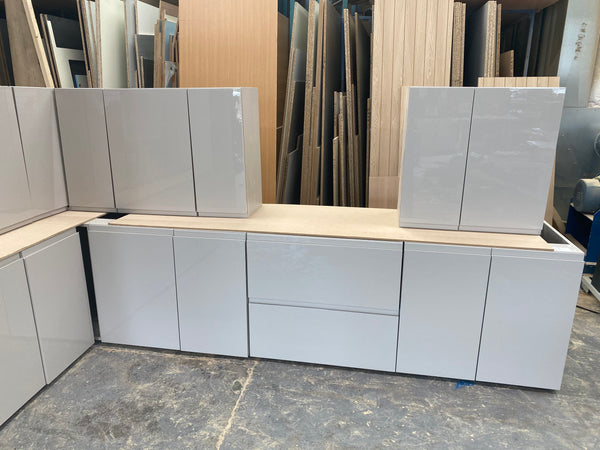 NEW CASHMERE GLOSS J PULL HANDLELESS DISPLAY KITCHEN on Cashmere textured units