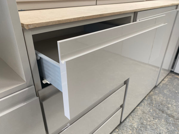 NEW CASHMERE GLOSS J PULL HANDLELESS DISPLAY KITCHEN on Cashmere textured units