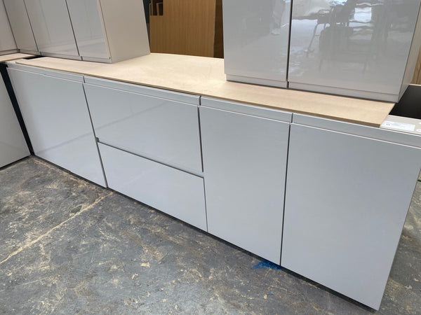 NEW CASHMERE GLOSS J PULL HANDLELESS DISPLAY KITCHEN on Cashmere textured units