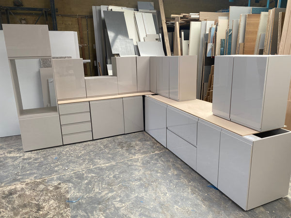 NEW CASHMERE GLOSS J PULL HANDLELESS DISPLAY KITCHEN on Cashmere textured units