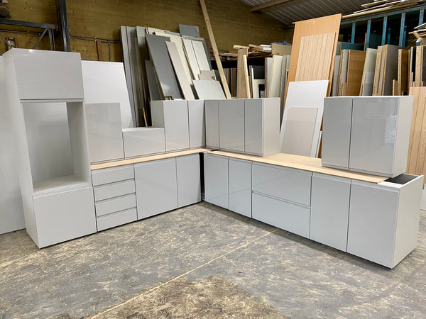 NEW LIGHT GREY GLOSS J PULL HANDLELESS DISPLAY KITCHEN with Grey textured units