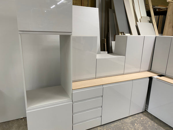 NEW LIGHT GREY GLOSS J PULL HANDLELESS DISPLAY KITCHEN with Grey textured units