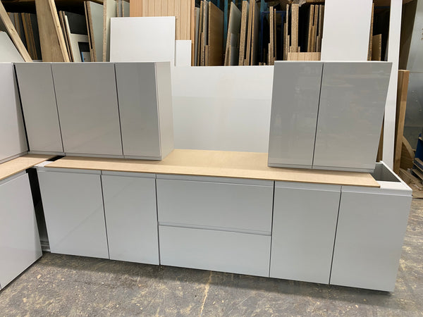 NEW LIGHT GREY GLOSS J PULL HANDLELESS DISPLAY KITCHEN with Grey textured units