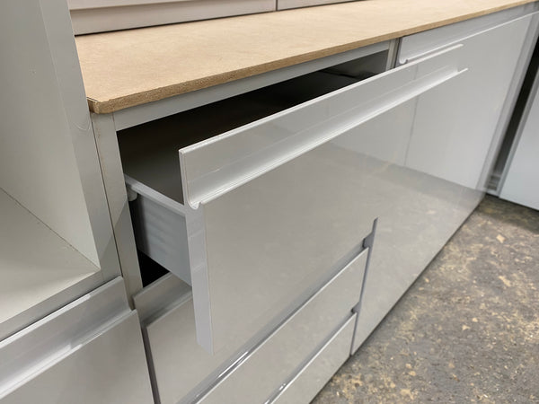 NEW LIGHT GREY GLOSS J PULL HANDLELESS DISPLAY KITCHEN with Grey textured units
