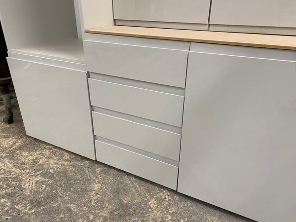 NEW LIGHT GREY GLOSS J PULL HANDLELESS DISPLAY KITCHEN with Grey textured units