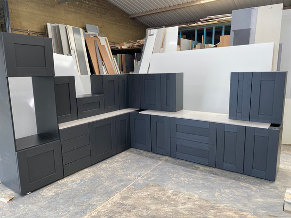 NEW GRAPHITE WOODGRAIN SHAKER DISPLAY KITCHEN with Graphite matching units
