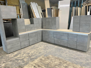 TRUE HANDLELESS NEW PREMIER DISPLAY KITCHEN IN CONCRETE HORIZONTAL TEXTURE DOOR