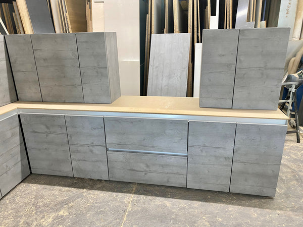 TRUE HANDLELESS NEW PREMIER DISPLAY KITCHEN IN CONCRETE HORIZONTAL TEXTURE DOOR