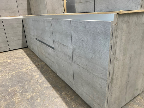 TRUE HANDLELESS NEW PREMIER DISPLAY KITCHEN IN CONCRETE HORIZONTAL TEXTURE DOOR