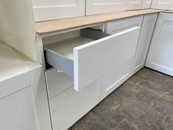 NEW WHITE SMOOTH SHAKER DISPLAY KITCHEN with White matching units