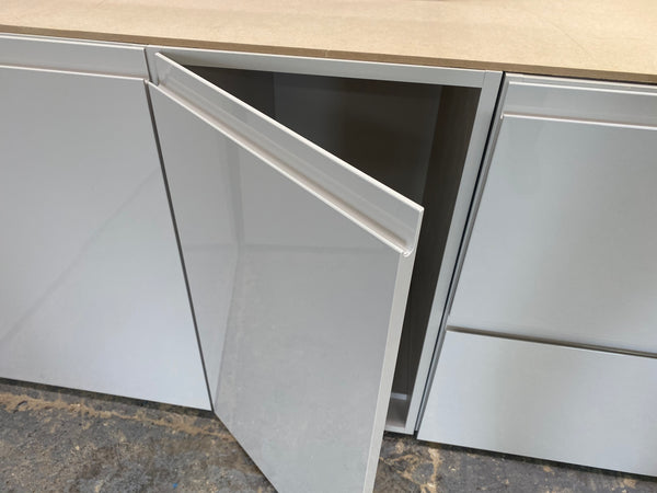 NEW CASHMERE GLOSS J PULL HANDLELESS DISPLAY KITCHEN on Cashmere textured units