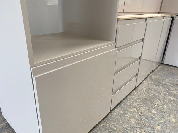 NEW CASHMERE GLOSS J PULL HANDLELESS DISPLAY KITCHEN on Cashmere textured units