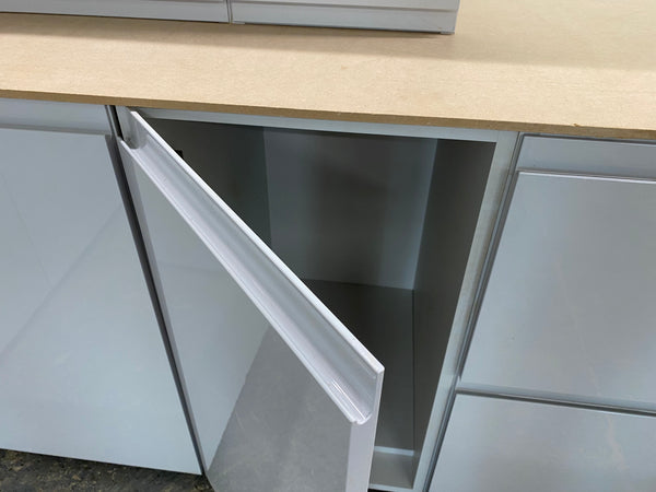 NEW LIGHT GREY GLOSS J PULL HANDLELESS DISPLAY KITCHEN with Grey textured units